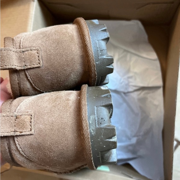 Kirkland Signature Girl’s Shearling  Ankle Boot Size 1 - Picture 3 of 5